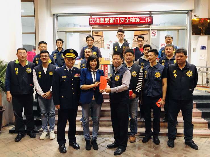 年關前後治安工作吃緊,基層警力不分晝夜,協助春安工作,副議長陸淑美(前排中)為維護春節治安的付出與努力,表達謝意。(圖/徐炳文攝) 年關前後治安工作吃緊,基層警力不分晝夜,協助春安工作,副議長陸淑美(前排中)為維護春節治安的付出與努力,表達謝意。(圖/徐炳文攝)