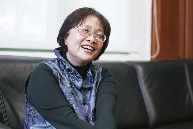 對理學著迷的呂妙芬說:「同一本書(理學),可以為考試而讀、變成功名利祿之學,也可以為道德修養而讀、走向成聖之學。」 (圖/張語辰,研之有物) 對理學著迷的呂妙芬說:「同一本書(理學),可以為考試而讀、變成功名利祿之學,也可以為道德修養而讀、走向成聖之學。」 (圖/張語辰,研之有物)