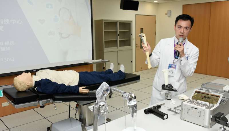 高醫骨科醫師李天慶解說最新骨材應用。(圖/徐炳文攝) 高醫骨科醫師李天慶解說最新骨材應用。(圖/徐炳文攝)