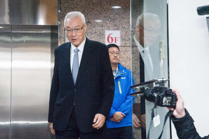 20190201-國民黨主席吳敦義向黨部同仁辭歲賀年發福袋。(甘岱民攝) 20190201-國民黨主席吳敦義向黨部同仁辭歲賀年發福袋。(甘岱民攝)