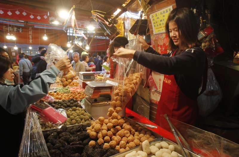 2019年台灣春節，民眾在迪化街趕辦年貨（AP）