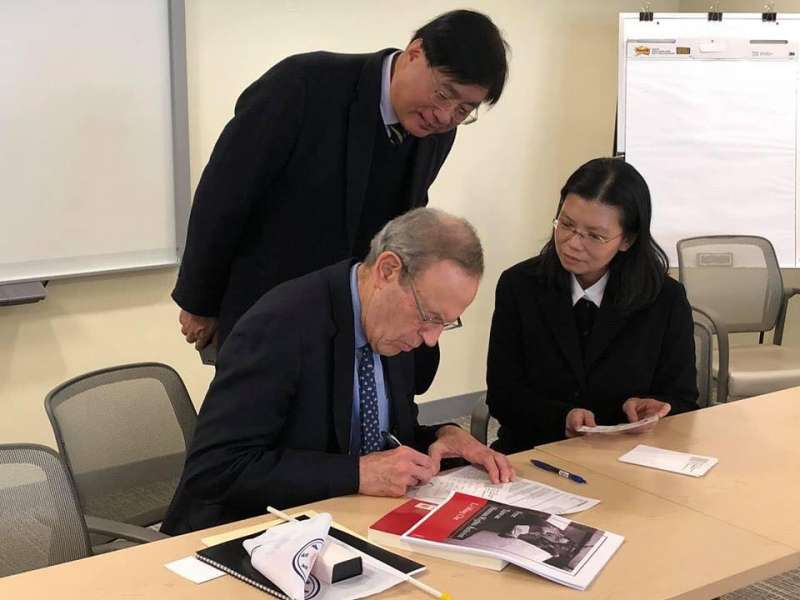 李明哲之妻李凈瑜在「台灣關懷中國人權聯盟」理事長楊憲宏(後)陪同下,拜會美國國家民主基金會總裁葛胥曼(Carl Gershman)(翻攝尋找李明哲) 李明哲之妻李凈瑜在「台灣關懷中國人權聯盟」理事長楊憲宏(後)陪同下,拜會美國國家民主基金會總裁葛胥曼(Carl Gershman)(翻攝尋找李明哲)