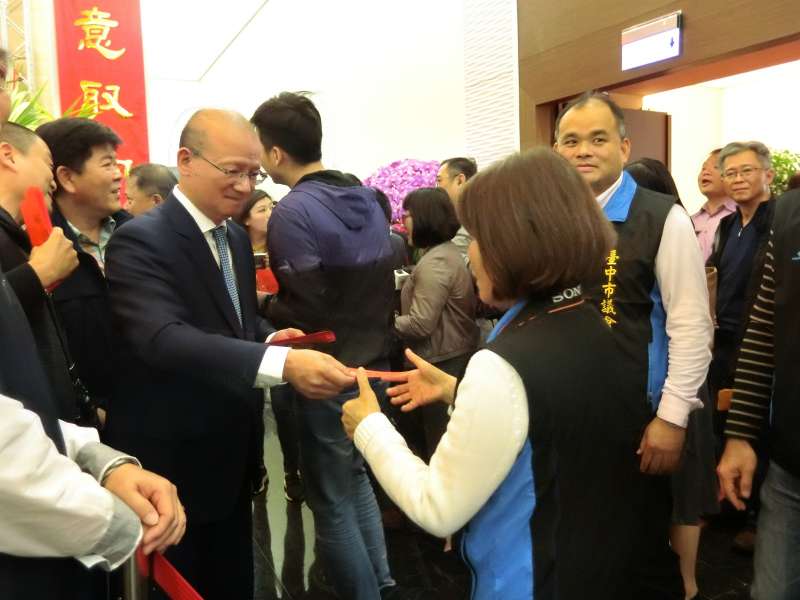 臺中市議會議長張清照跟副議長顏莉敏發紅包分享喜氣。(圖/王秀禾攝)