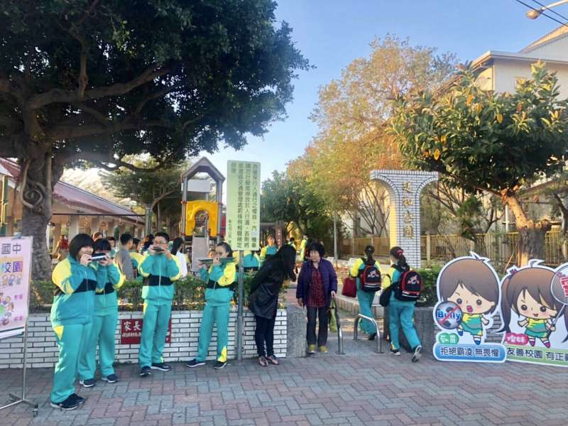 彰化彰興國中校長吳麗月帶領三好導護志工、弦樂社及口琴社成員,在家長接送區迎接彰興學子入校門。(圖/彰化縣政府提供) 彰化彰興國中校長吳麗月帶領三好導護志工、弦樂社及口琴社成員,在家長接送區迎接彰興學子入校門。(圖/彰化縣政府提供)