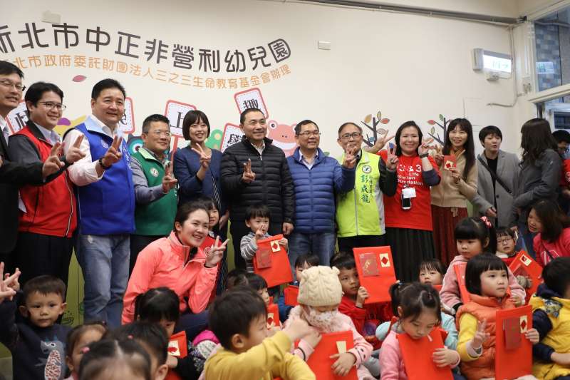 新北市長侯友宜(後排左五)出席第18所非營利幼兒園於土城區中正國中與各級民代共同揭牌開幕,並與小朋友同樂。 (圖/新北市新聞局提供) 新北市長侯友宜(後排左五)出席第18所非營利幼兒園於土城區中正國中與各級民代共同揭牌開幕,並與小朋友同樂。 (圖/新北市新聞局提供)
