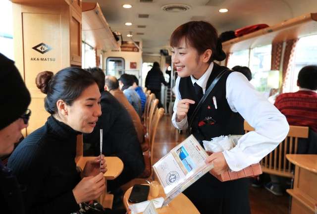 丹鐵的服務員‧前田菜津美(右),也可以中文應對。(圖/潮日本) 丹鐵的服務員‧前田菜津美(右),也可以中文應對。(圖/潮日本)
