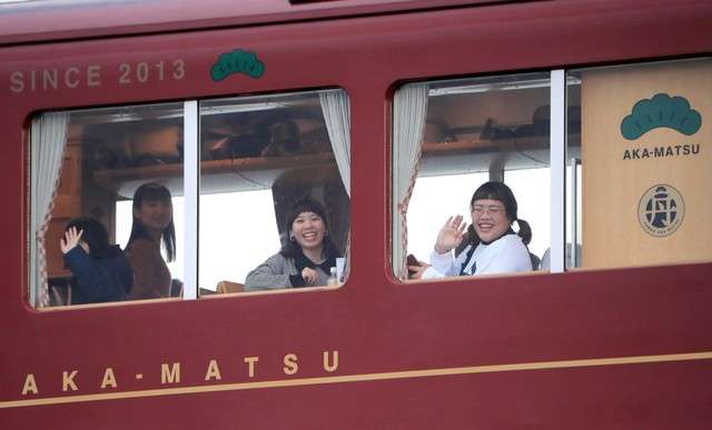 乘客們從丹後赤松號的車窗向外揮手。(圖/潮日本) 乘客們從丹後赤松號的車窗向外揮手。(圖/潮日本)