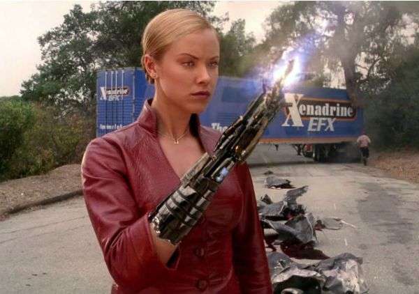 T-X 是在《魔鬼終結者3》中的主要反派,由克麗斯汀娜特羅肯(Kristanna Loken)飾演。 (圖/智慧機器人網) T-X 是在《魔鬼終結者3》中的主要反派,由克麗斯汀娜特羅肯(Kristanna Loken)飾演。 (圖/智慧機器人網)