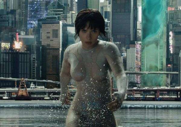 真人版電影《攻殼機動隊》中身體全都被機器化的女主角,由黑寡婦史嘉蕾喬韓森飾演。 (圖/智慧機器人網) 真人版電影《攻殼機動隊》中身體全都被機器化的女主角,由黑寡婦史嘉蕾喬韓森飾演。 (圖/智慧機器人網)