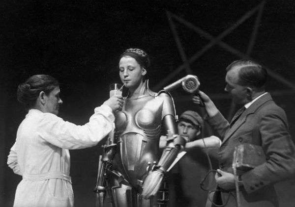 經典電影《大都會》中的瑪麗亞,由女演員Brigitte Helm 飾演,由雕塑家 Walter Schulze-Mittendorff 設計。 (圖/智慧機器人網) 經典電影《大都會》中的瑪麗亞,由女演員Brigitte Helm 飾演,由雕塑家 Walter Schulze-Mittendorff 設計。 (圖/智慧機器人網)
