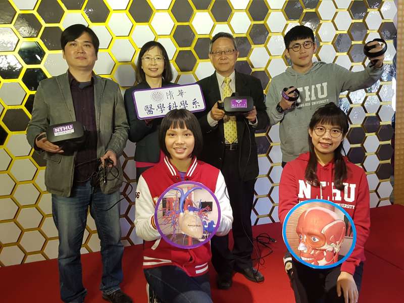 清大校長賀陳弘(後排右二)支持醫學科學系結合科技落實人體解剖學習。(圖/方詠騰攝) 清大校長賀陳弘(後排右二)支持醫學科學系結合科技落實人體解剖學習。(圖/方詠騰攝)
