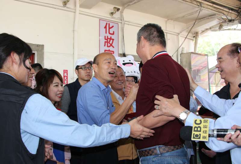 高雄市長韓國瑜發送開運紅包給民眾、信徒,祝福大家新春如意,也與現場鄉親一同高喊「高雄發大財」。(圖/徐炳文攝) 高雄市長韓國瑜發送開運紅包給民眾、信徒,祝福大家新春如意,也與現場鄉親一同高喊「高雄發大財」。(圖/徐炳文攝)