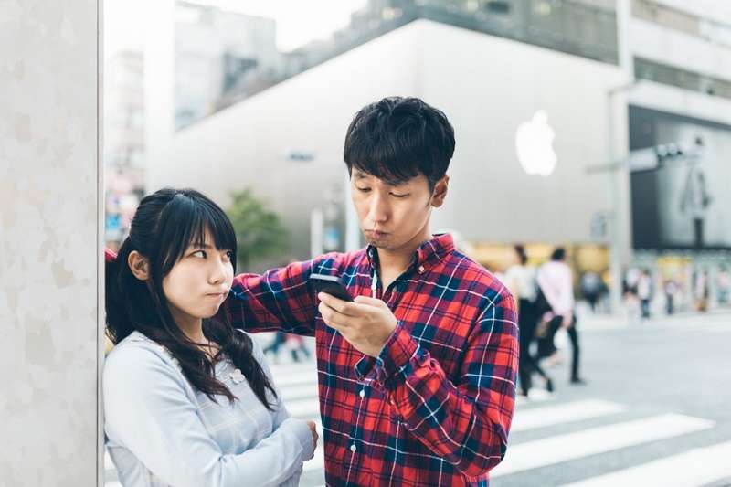 女性.被冷落.手機.科技冷漠(圖/pakutaso)https://www.pakutaso.com/20141110331post-4874.html 女性.被冷落.手機.科技冷漠(圖/pakutaso)https://www.pakutaso.com/20141110331post-4874.html