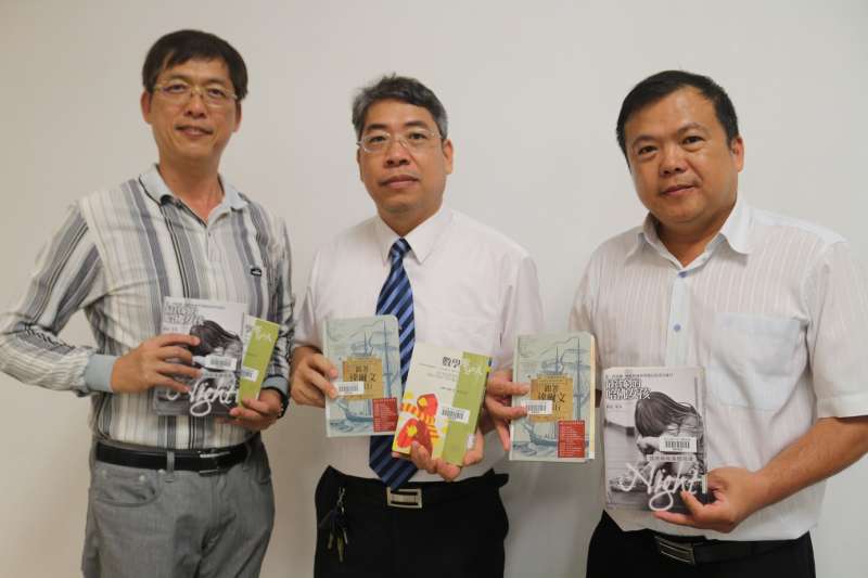 內門國中校長楊桂林(左)、田寮國中校長蔡嘉興(中)、龍肚國中校長莊志德獲「閱讀認證標章」。(圖/徐炳文攝) 內門國中校長楊桂林(左)、田寮國中校長蔡嘉興(中)、龍肚國中校長莊志德獲「閱讀認證標章」。(圖/徐炳文攝)