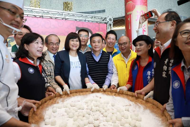 許崑源和議員攜手中華民國身心障礙服務發展協會及紅十字會慈暉園家民,同心協力滾元宵,也一起吃元宵。(圖/徐炳文攝) 許崑源和議員攜手中華民國身心障礙服務發展協會及紅十字會慈暉園家民,同心協力滾元宵,也一起吃元宵。(圖/徐炳文攝)