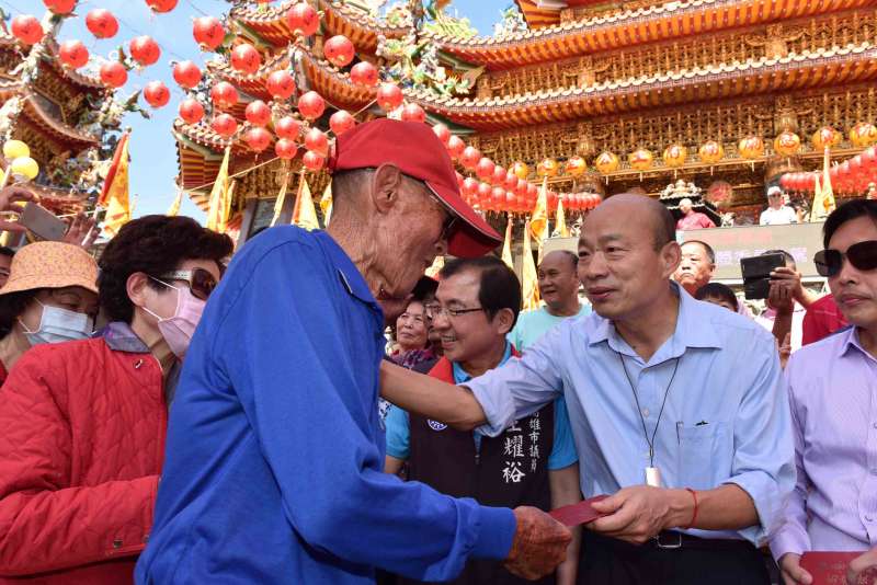 20190220-高雄市長韓國瑜今(20日)回到戶籍地林園參拜廣應廟、發放新春福袋,感謝廟方長期默默推動宗教事務,協助關照弱勢團體。(高雄市政府提供) 20190220-高雄市長韓國瑜今(20日)回到戶籍地林園參拜廣應廟、發放新春福袋,感謝廟方長期默默推動宗教事務,協助關照弱勢團體。(高雄市政府提供)