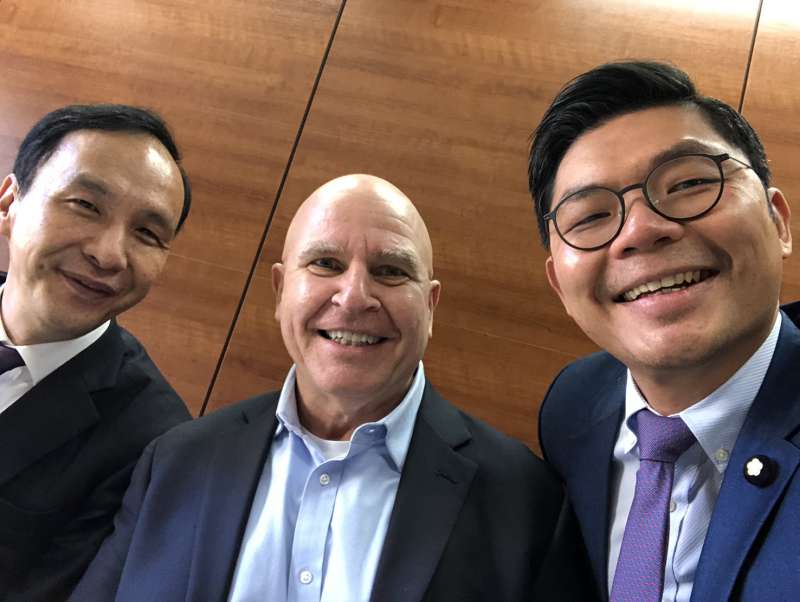 20190220-前新北市長朱立倫（左）在台灣時間20日上午在史丹佛大學發表演說，在發表演說前時與幾位橫跨小布希、歐巴馬、川普美國前朝政府官員餐敘，其中最引人注目的是前川普政府的國安顧問赫馬斯特（H.R. McMaster）（中）。（許毓仁提供）