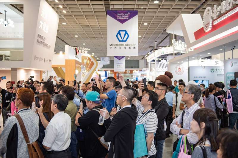 展期間攤位各秀出獨門新科技,現場民眾參與盛況(圖/風傳媒) 展期間攤位各秀出獨門新科技,現場民眾參與盛況(圖/風傳媒)