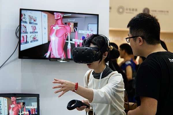 現場VR互動體驗引起許多民眾參與(圖/風傳媒) 現場VR互動體驗引起許多民眾參與(圖/風傳媒)