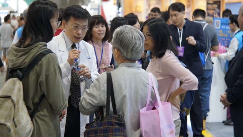 活動各個攤位不乏專業醫師,可以就近與民眾進行互動(圖/風傳媒) 活動各個攤位不乏專業醫師,可以就近與民眾進行互動(圖/風傳媒)