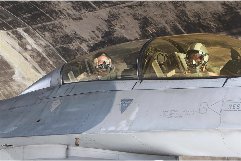 20190221_空軍司令部軍醫組長江國超(左),日前完成相關訓練後,同乘F-16戰機,更在空中完成空戰演練科目(ACM)9G同乘,是航醫第一人。(資料照,取自空軍司令部官網) 20190221_空軍司令部軍醫組長江國超(左),日前完成相關訓練後,同乘F-16戰機,更在空中完成空戰演練科目(ACM)9G同乘,是航醫第一人。(資料照,取自空軍司令部官網)