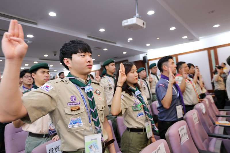 開幕式中宣讀童軍諾言，洋溢朝氣活力。（圖／義守大學提供）