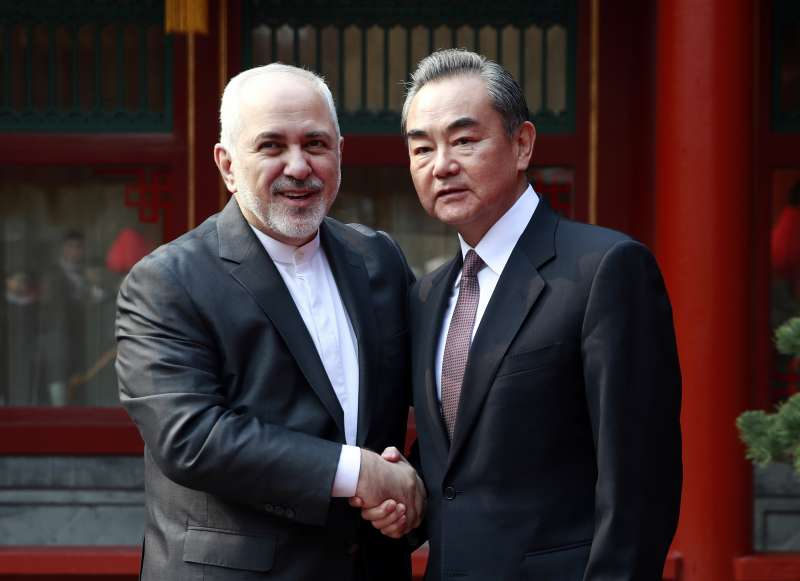 2019年2月19日，伊朗外交部長札里夫（Mohammad Javad Zarif）在北京與中國外交部長王毅會面。（AP）