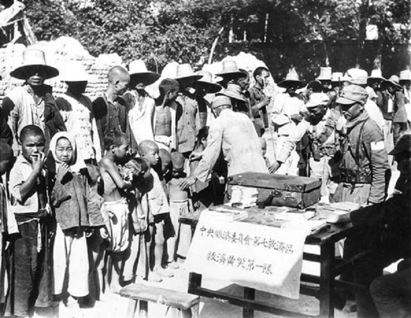 花園口決堤就是為阻擋土肥原的部隊。圖為中央賑濟委員會第七救濟區救濟黃災第一隊。（維基百科）