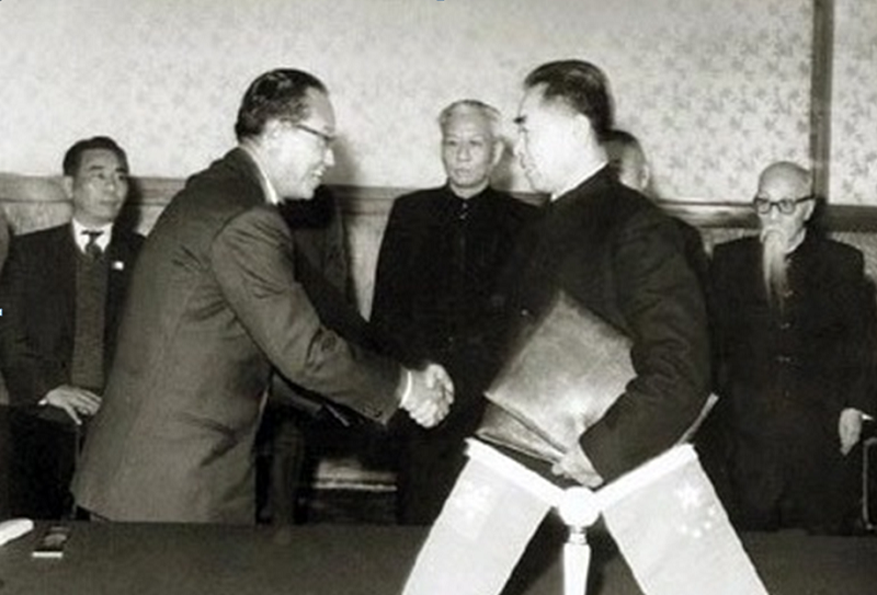 1960年10月1日,中共總理周恩來在北京與緬甸總理吳努在中緬邊界問題協定及中緬友好和互不侵犯條約的簽字儀式上互致祝賀。 1960年10月1日,中共總理周恩來在北京與緬甸總理吳努在中緬邊界問題協定及中緬友好和互不侵犯條約的簽字儀式上互致祝賀。