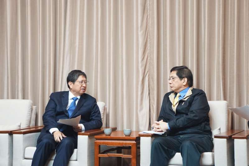 新竹縣長楊文科(左)親向台大校長管中閔表達爭取台大設立高中的構想。(圖/新竹縣政府提供) 新竹縣長楊文科(左)親向台大校長管中閔表達爭取台大設立高中的構想。(圖/新竹縣政府提供)