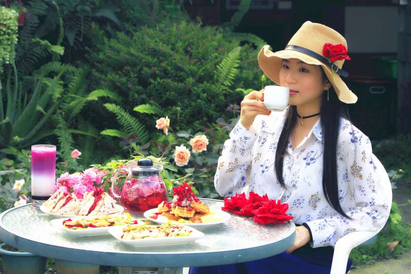 在開滿玫瑰花海裡的田園風光裡,連風聞起來都彷彿香香der~更棒的是可效法古人的吃花雅趣!滿滿一桌好像浮誇了點……但嚐過之後你會說:通通給我來一盤!(圖/李義章攝) 在開滿玫瑰花海裡的田園風光裡,連風聞起來都彷彿香香der~更棒的是可效法古人的吃花雅趣!滿滿一桌好像浮誇了點……但嚐過之後你會說:通通給我來一盤!(圖/李義章攝)