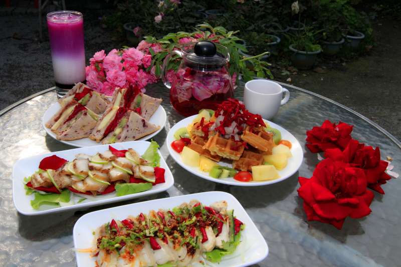 筆者淚推必嚐美味!飲品:玫瑰花茶、玫瑰多酚奶。餐點(鹹):玫瑰鹹豬肉、玫瑰口水雞。餐點(甜):水果玫瑰三明治、玫瑰冰淇淋鬆餅(圖/李義章攝) 筆者淚推必嚐美味!飲品:玫瑰花茶、玫瑰多酚奶。餐點(鹹):玫瑰鹹豬肉、玫瑰口水雞。餐點(甜):水果玫瑰三明治、玫瑰冰淇淋鬆餅(圖/李義章攝)