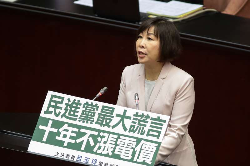 20190305-國民黨立委呂玉玲5日於國是論壇發言,並擺放「民進黨最大謊言,十年不漲電價」標語。(顏麟宇攝) 20190305-國民黨立委呂玉玲5日於國是論壇發言,並擺放「民進黨最大謊言,十年不漲電價」標語。(顏麟宇攝)