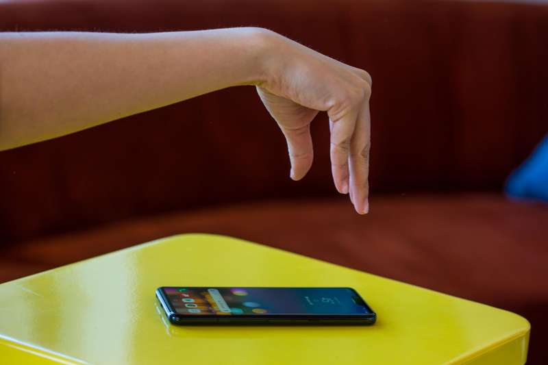 LG G8 的手掌解鎖和浮空手勢,有畫蛇添足之嫌。(圖/愛范兒ifanr) LG G8 的手掌解鎖和浮空手勢,有畫蛇添足之嫌。(圖/愛范兒ifanr)