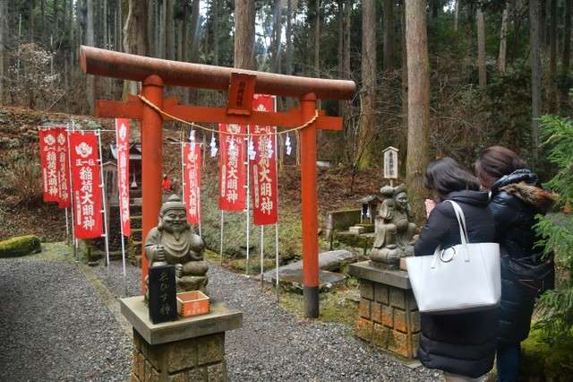 神社內供奉著商業之神稻荷大明神。手前方並非狛犬,而是惠比壽神與大黑神=攝於2月7日(圖/潮日本) 神社內供奉著商業之神稻荷大明神。手前方並非狛犬,而是惠比壽神與大黑神=攝於2月7日(圖/潮日本)