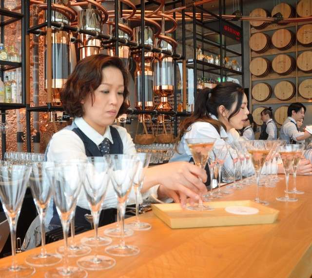 「星巴克臻選®東京烘焙工坊」3樓吧台,可享用葡萄酒、啤酒和雞尾酒=攝於2月27日(圖/潮日本) 「星巴克臻選®東京烘焙工坊」3樓吧台,可享用葡萄酒、啤酒和雞尾酒=攝於2月27日(圖/潮日本)