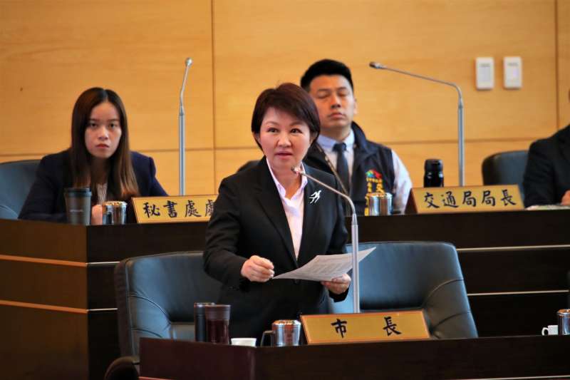 台中市長盧秀燕7日在市議會臨時會中強調,老人健保費補助經費已經準備好了,只需送議會通過即可實施。(圖/台中市政府提供) 台中市長盧秀燕7日在市議會臨時會中強調,老人健保費補助經費已經準備好了,只需送議會通過即可實施。(圖/台中市政府提供)