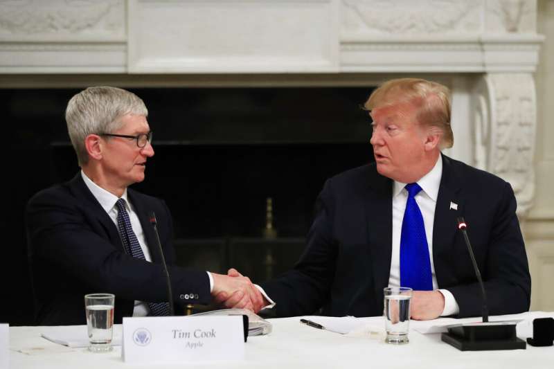 美國總統川普與蘋果執行長庫克在白宮討論就業政策。（美聯社）