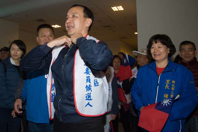 20190307-新北三重團結誓師大會,前新北市長朱立倫穿上競選背心。(甘岱民攝) 20190307-新北三重團結誓師大會,前新北市長朱立倫穿上競選背心。(甘岱民攝)