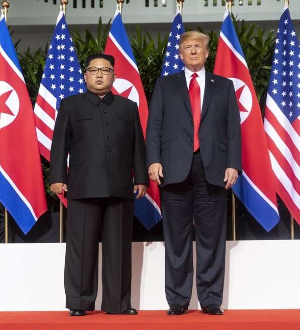 川普和金正恩合照。(圖/Dan Scavino Jr.@維基圖庫,想想論壇提供) 川普和金正恩合照。(圖/Dan Scavino Jr.@維基圖庫,想想論壇提供)