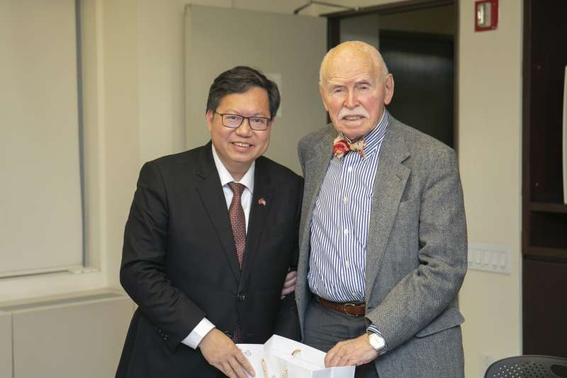 20190309-桃園市長鄭文燦(左)在紐約拜訪美國知名法律專家孔傑榮(右)時說,桃園可設立亞洲人權中心,用人權保障和民主價值搭建對外連結平台。(取自桃園市政府) 20190309-桃園市長鄭文燦(左)在紐約拜訪美國知名法律專家孔傑榮(右)時說,桃園可設立亞洲人權中心,用人權保障和民主價值搭建對外連結平台。(取自桃園市政府)