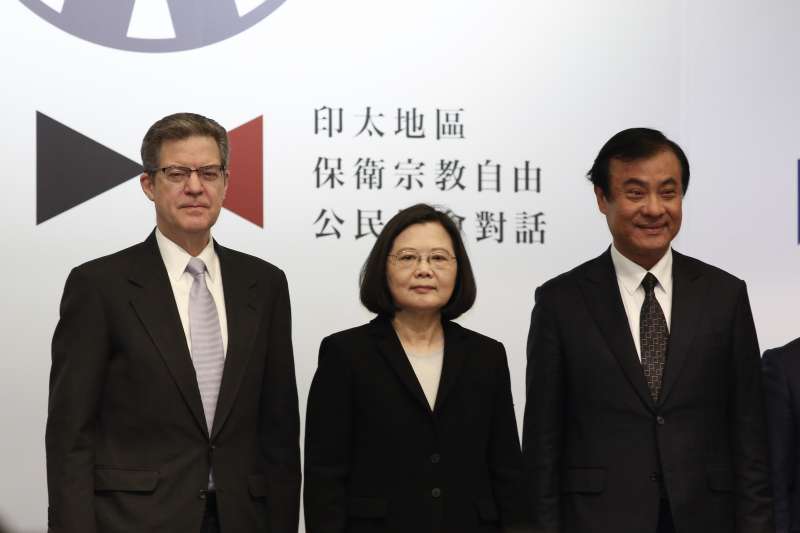 20190311-「印太地區保衛宗教自由公民社會對話」開幕典禮,美國宗教無任所大使山謬•布朗巴克(左)、總統蔡英文(中)、立法院長蘇嘉全(右)。(陳品佑攝) 20190311-「印太地區保衛宗教自由公民社會對話」開幕典禮,美國宗教無任所大使山謬•布朗巴克(左)、總統蔡英文(中)、立法院長蘇嘉全(右)。(陳品佑攝)