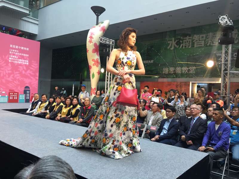 模特兒在台中購物節記者會上走秀,介紹台中專屬的各類商品。(圖/記者王秀禾攝) 模特兒在台中購物節記者會上走秀,介紹台中專屬的各類商品。(圖/記者王秀禾攝)