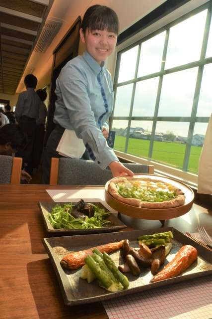 西日本鐵道的觀光列車「THE RAIL KITCHEN CHIKUGO」,車內供應選用在地食材製成的套餐。(圖/潮日本提供) 西日本鐵道的觀光列車「THE RAIL KITCHEN CHIKUGO」,車內供應選用在地食材製成的套餐。(圖/潮日本提供)