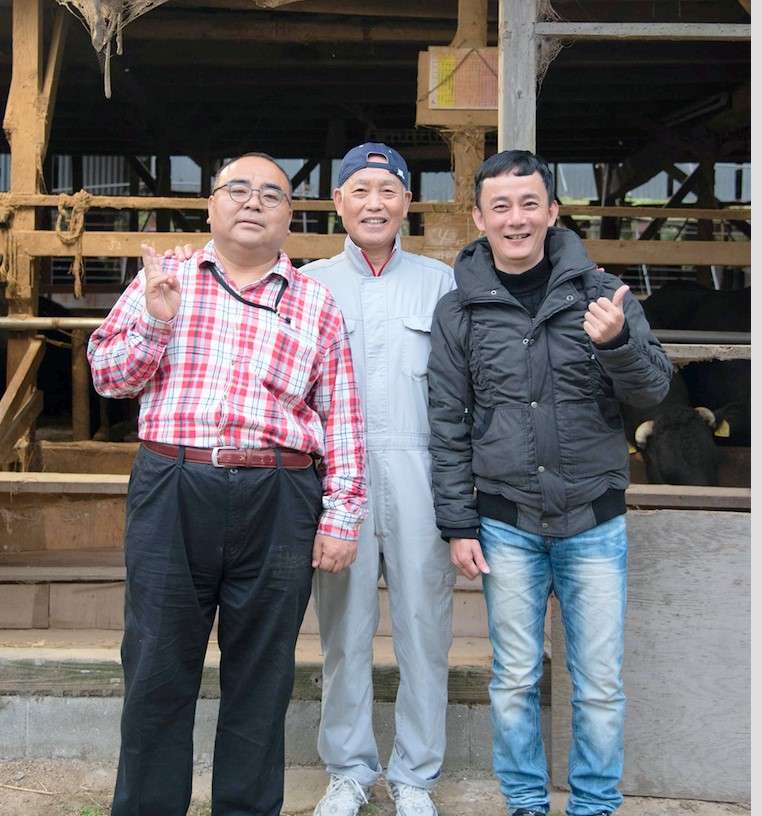 對於松田先生(中)飼養牛隻的用心,獨家代理進口的森田先生(左一)熱切想要將真正的「幻之和牛」-浪花黑牛帶給台灣饕客。 對於松田先生(中)飼養牛隻的用心,獨家代理進口的森田先生(左一)熱切想要將真正的「幻之和牛」-浪花黑牛帶給台灣饕客。
