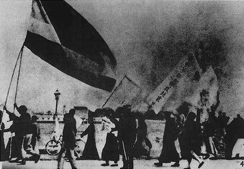 五四運動,學生在北平舉著國旗遊行(維基百科.公有領域) 五四運動,學生在北平舉著國旗遊行(維基百科.公有領域)