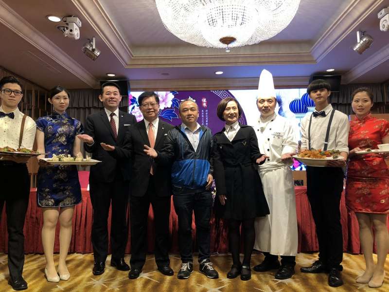 觀光局長潘恒旭(中)說,瓊瑤宴8道菜色,由漢來美食主廚透過巧思創意發想出的菜品,精緻不失豐富度。(圖/徐炳文攝) 觀光局長潘恒旭(中)說,瓊瑤宴8道菜色,由漢來美食主廚透過巧思創意發想出的菜品,精緻不失豐富度。(圖/徐炳文攝)