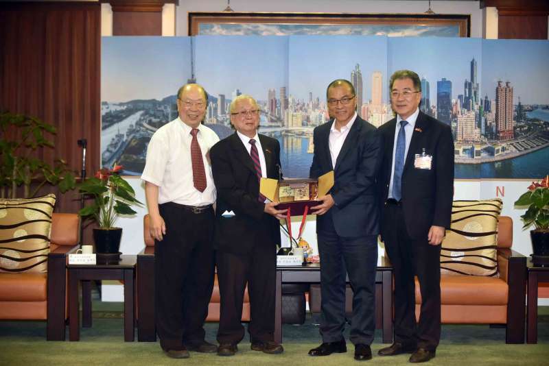 高市副市長葉匡時（右二）說，期望能和紐約中華總商會董事長李可喬（左二）進一步洽談合作機會。（圖／徐炳文攝）