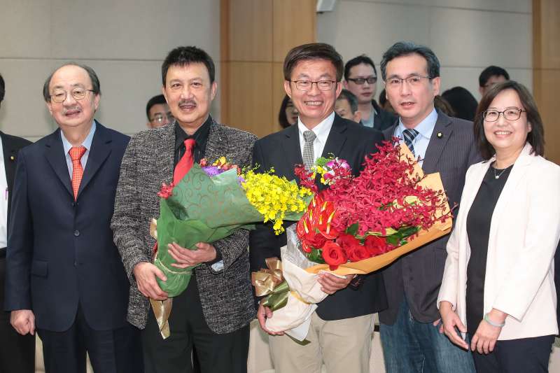 20190321-民進黨立委余天(左二)、郭國文(右三)21日於立院宣誓就職。(顏麟宇攝) 20190321-民進黨立委余天(左二)、郭國文(右三)21日於立院宣誓就職。(顏麟宇攝)