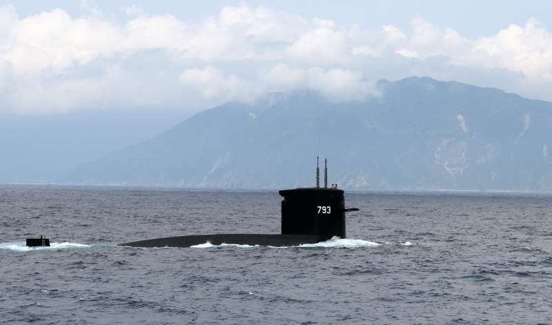 20190321-海軍司令部21日表示,潛艦國造是國防自主重大政策,亦是國防建設重要指標。圖為海軍現役劍龍級海龍潛艦航行照。(蘇仲泓攝) 20190321-海軍司令部21日表示,潛艦國造是國防自主重大政策,亦是國防建設重要指標。圖為海軍現役劍龍級海龍潛艦航行照。(蘇仲泓攝)